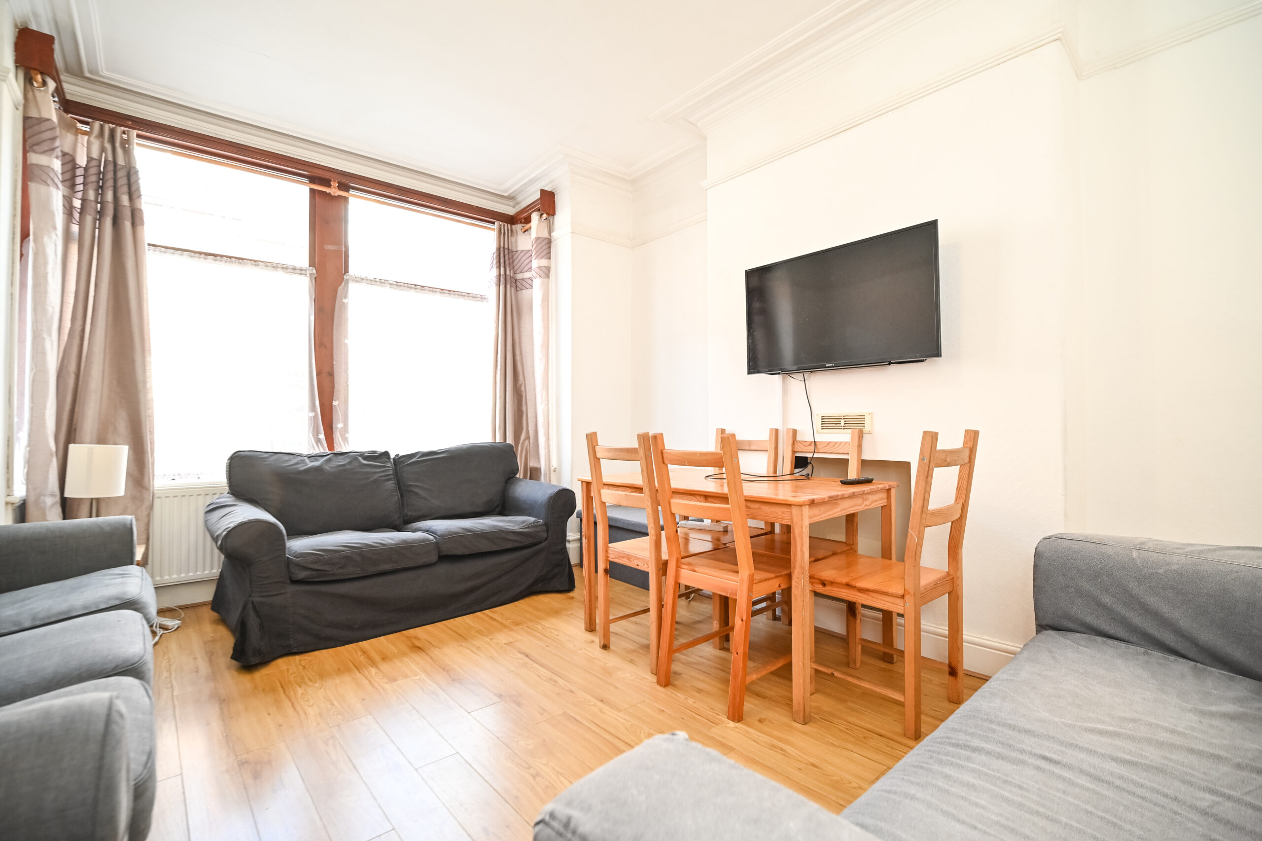 5 bedroomed student house to rent Winston Gardens, Headingley Happy